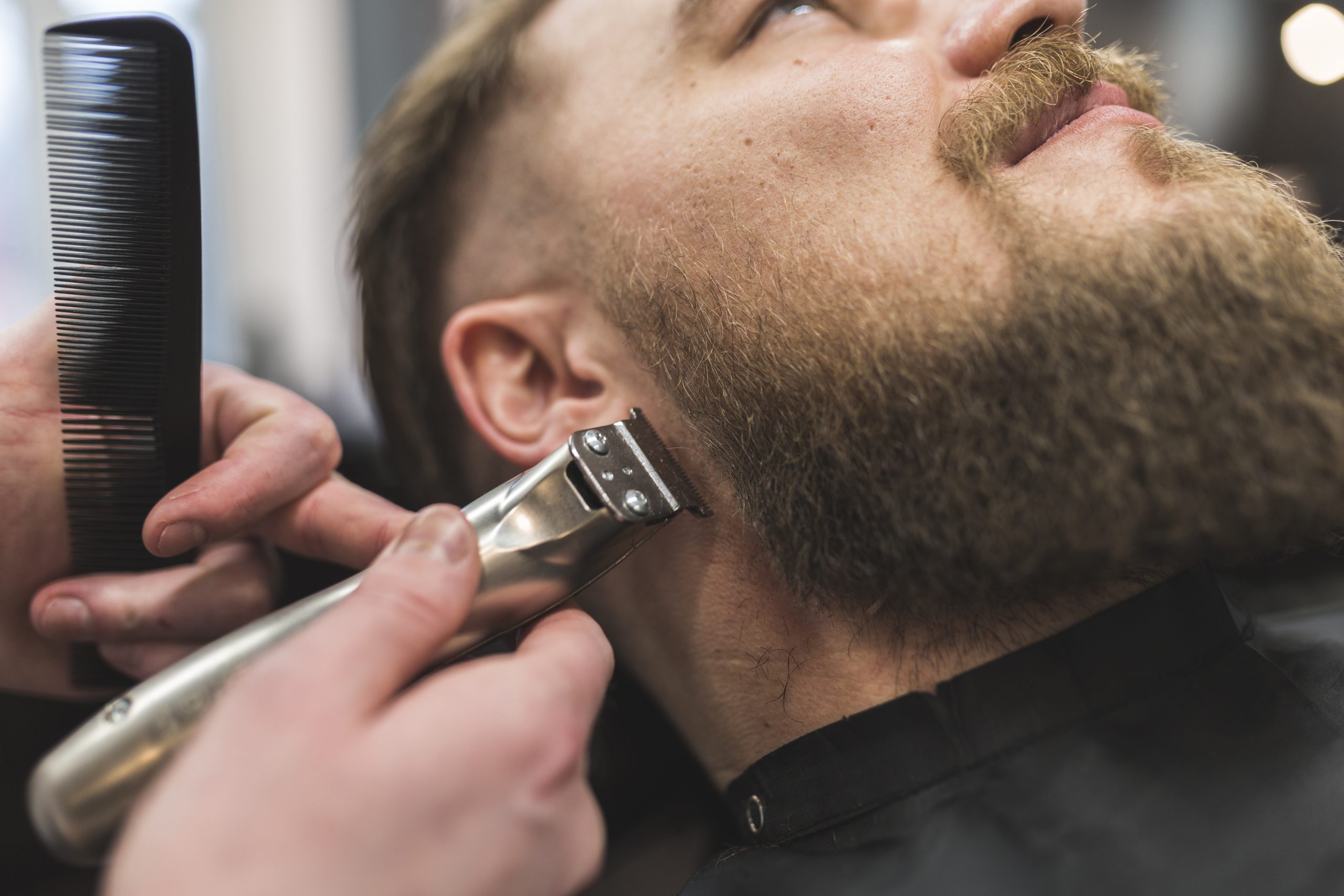 Parturi-kampaamo Herttoniemessä -värityön hygienia ja suojakäsineet